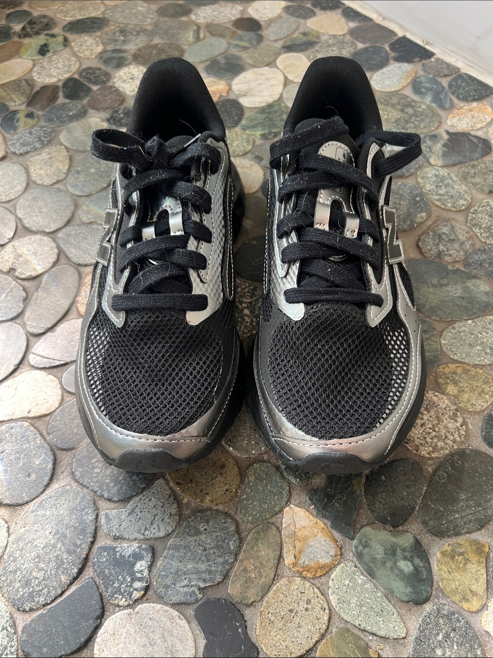 New Balance Black & Silver Mesh Running Shoe size 8 wide - Picture 2 of 7